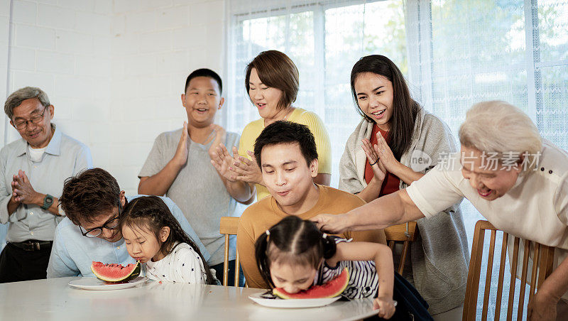 亚洲大家庭在新年那天玩游戏玩得很开心