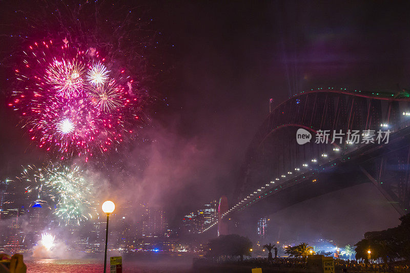 悉尼海港大桥在2020年新年前夜的烟花欢迎秀上