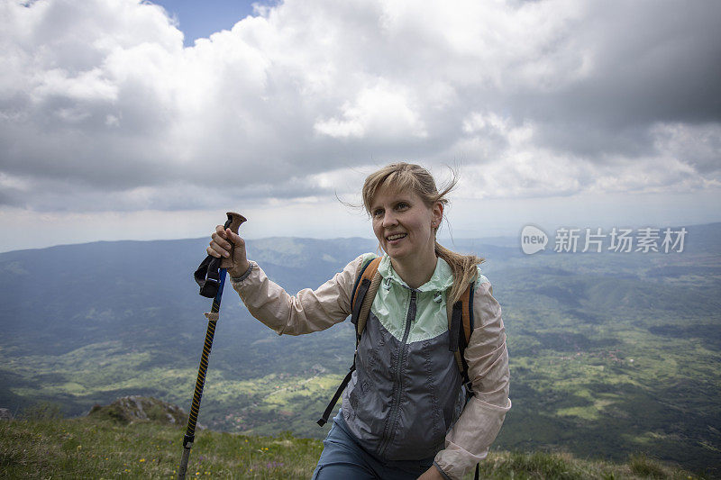 年轻女子登山探险