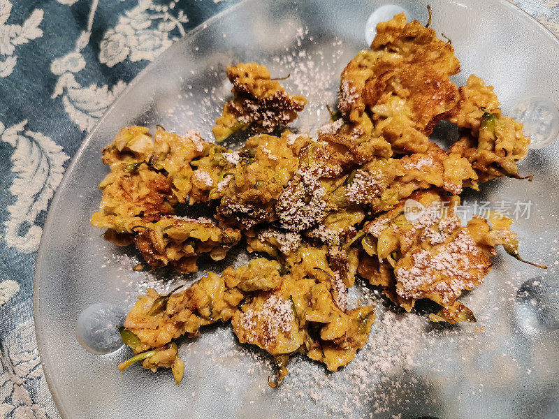 Smorno或松软的碎煎饼和糖粉