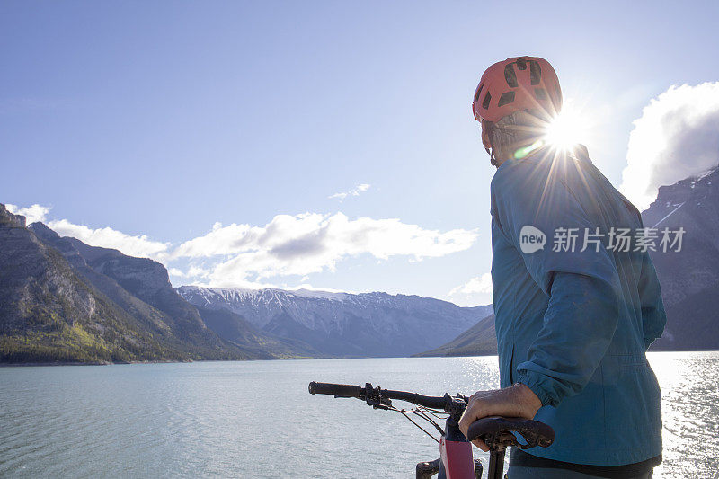 山地电动摩托车在湖边放松