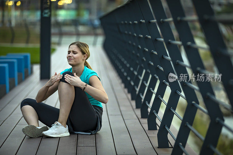 年轻女运动员在城市慢跑时膝盖出现问题
