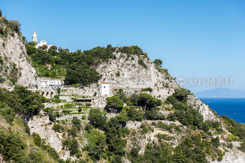 意大利第勒尼安海阿马尔菲海岸一个小镇的全景。