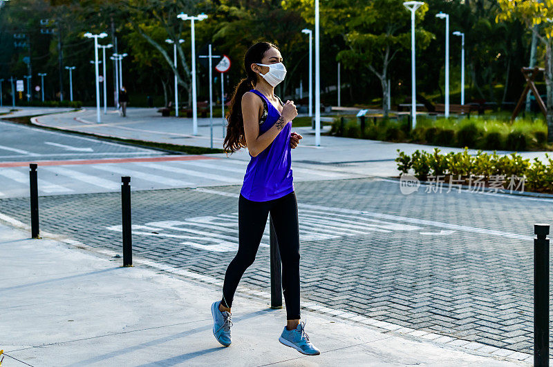 一个年轻女子在街上奔跑，在新常态中