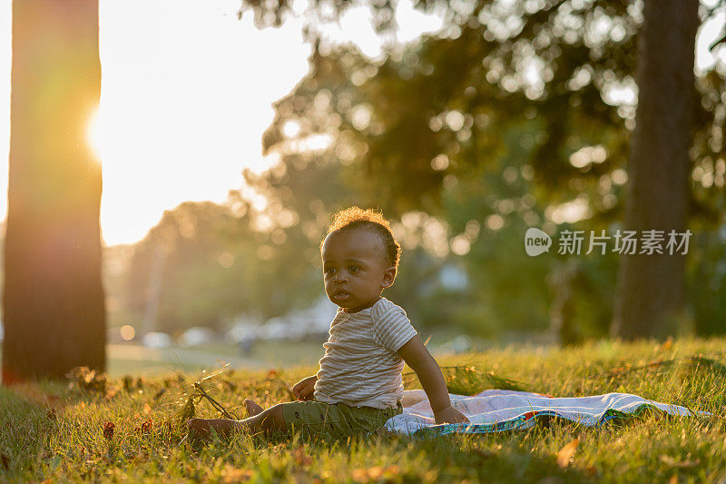 黑人妈妈和儿子在公园里享受夏天