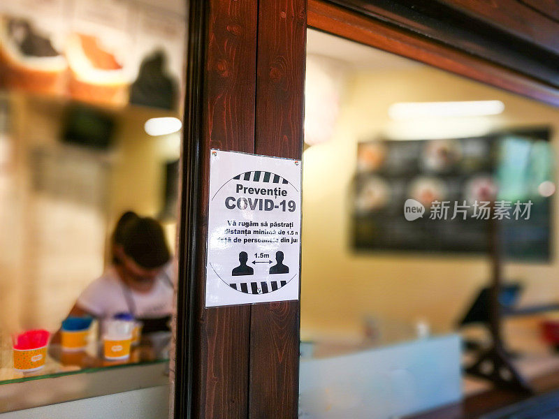Covid-19食品和饮料设施外的社交距离标志