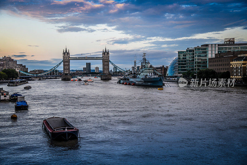 英国伦敦泰晤士河上的塔桥、建筑物和船只