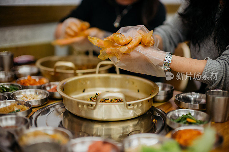 年轻的亚洲女人在韩国餐馆做韩国饭团