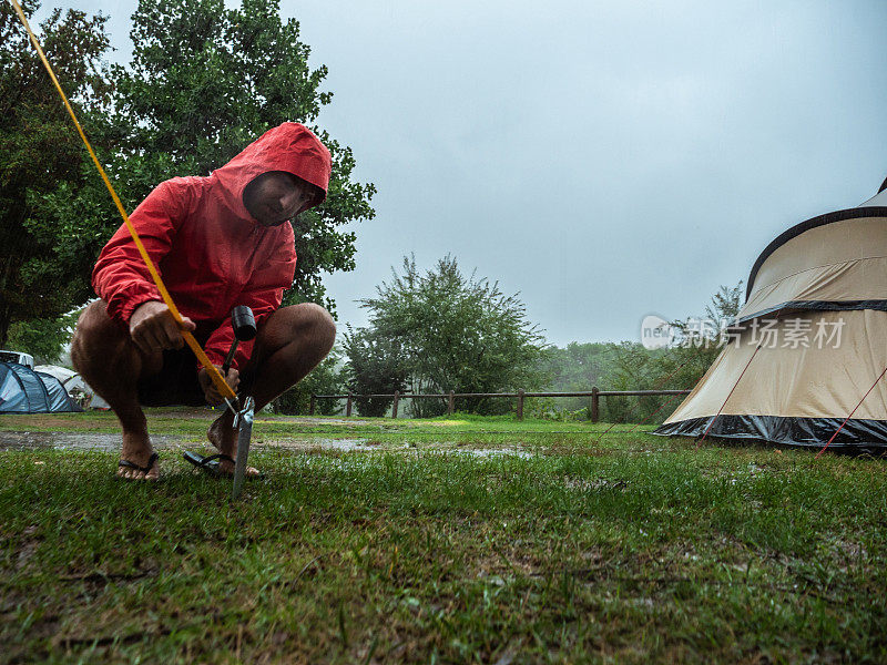 一名男子在露营时遭遇暴风雨