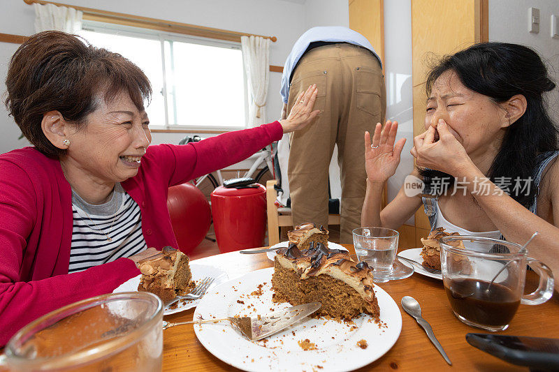 一家人享受自制蛋糕