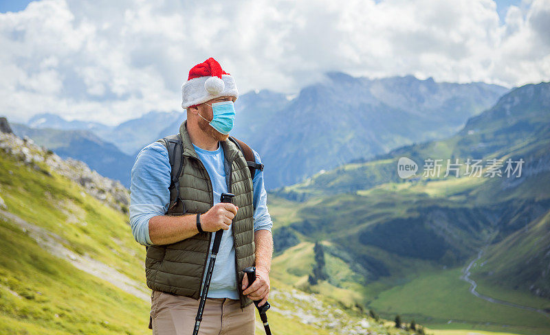 一名男性徒步旅行者在圣诞节期间在奥地利阿尔卑斯山脉的冠状病毒预防措施