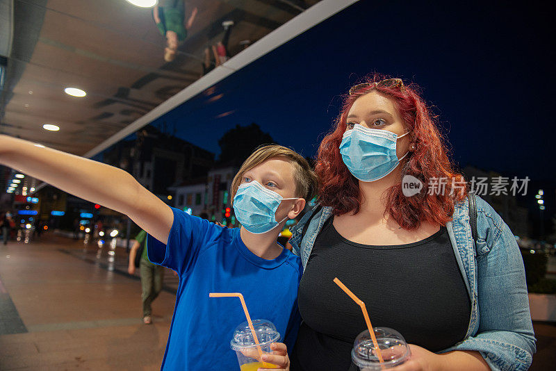 在大流行期间戴口罩保护自己的青少年兄妹