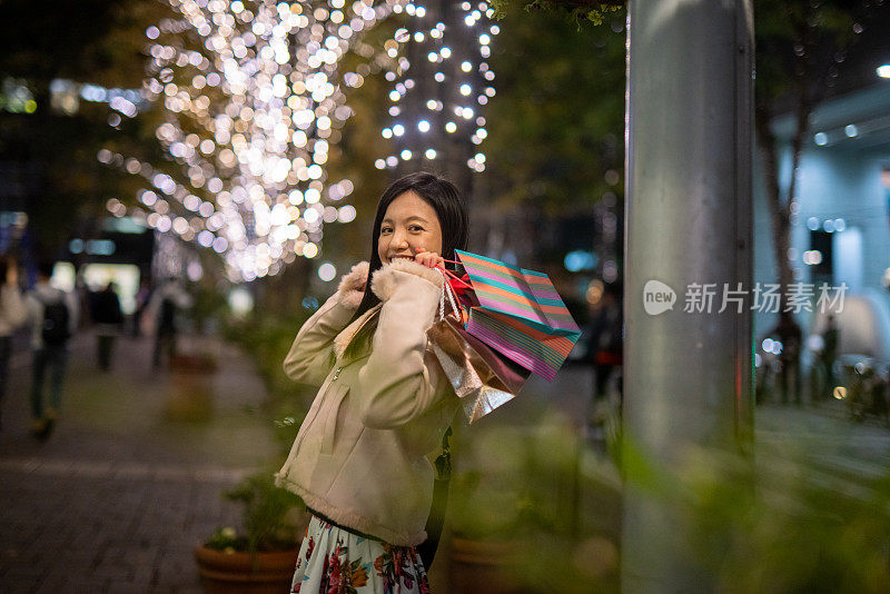 年轻女子在圣诞之夜购物