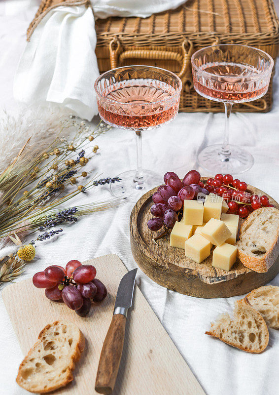 法国夏日野餐配玫瑰葡萄酒和奶酪