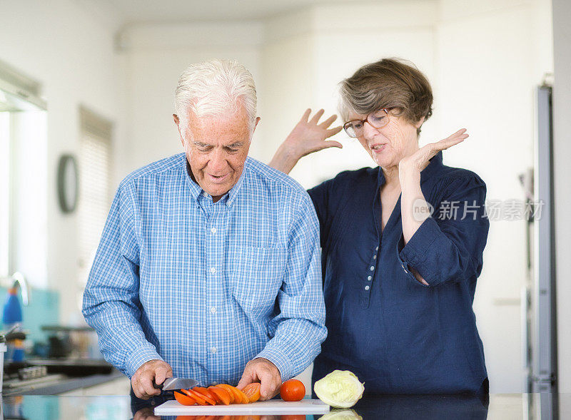 一位老妇人对丈夫准备食物的努力感到不满