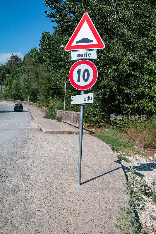 西西里岛恩纳省前方路标上的减速带