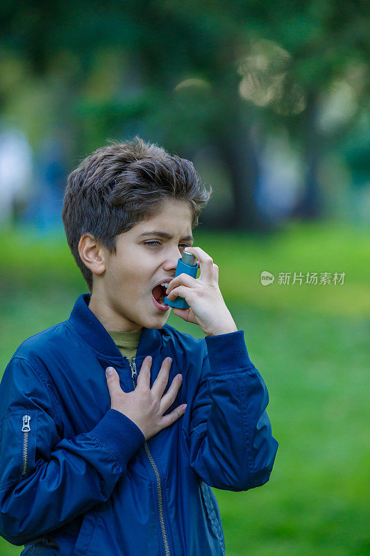 可爱的男孩呼吸系统有问题，所以他使用吸入器。