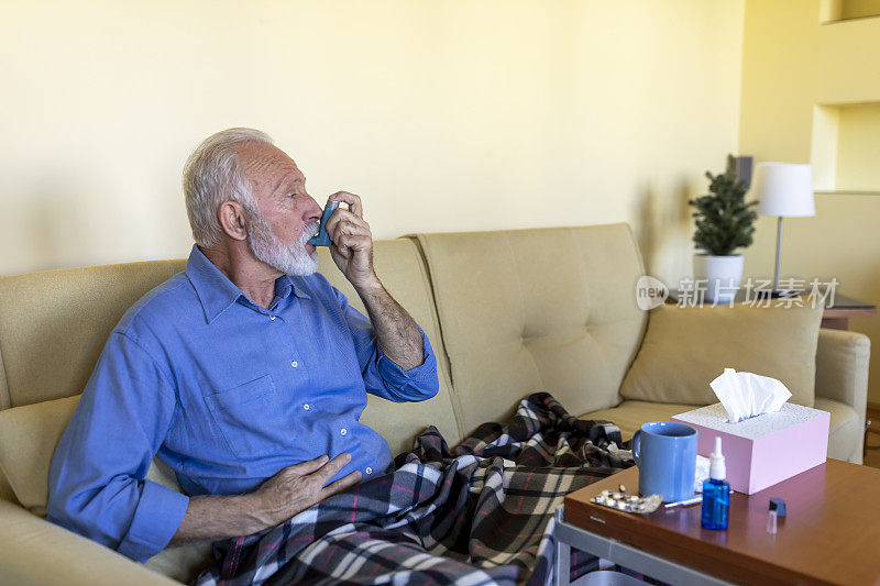 患有慢性支气管炎的老年病人正在使用吸入器。