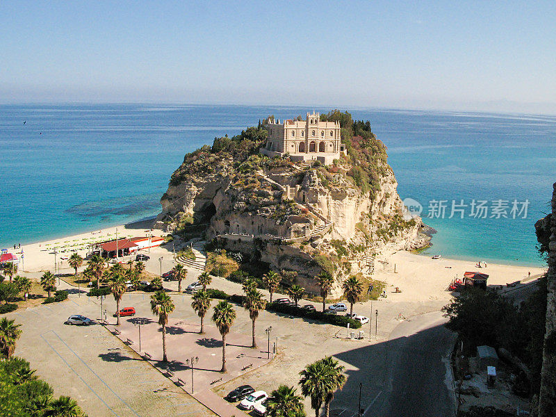 风景，海岸线与建筑在意大利卡拉布里亚赞布罗内Vibo。