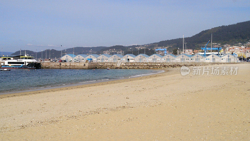 布欧海滩沙滩，小镇景观，蓬特韦德拉，加利西亚，西班牙。