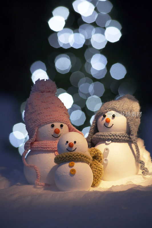 雪人和圣诞树的家庭