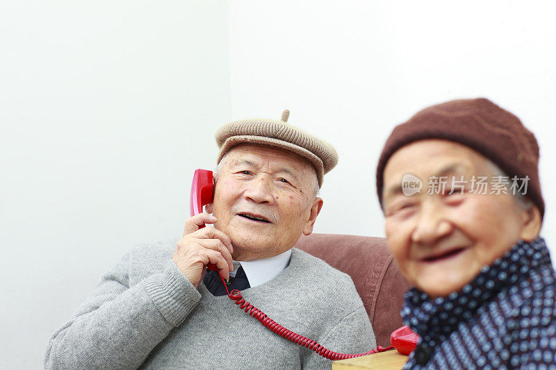 老夫妇在家的照片