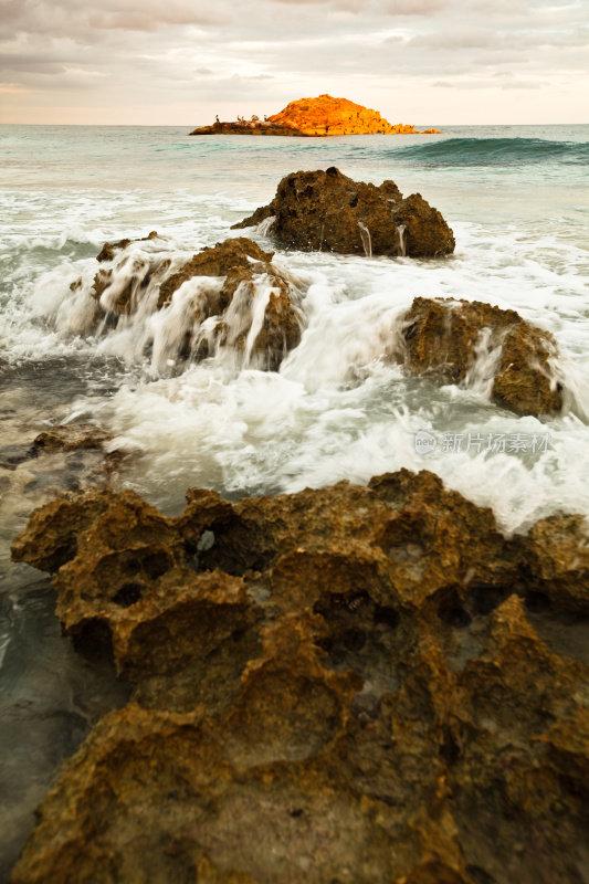 海浪冲击着图卢姆的海岸岩石