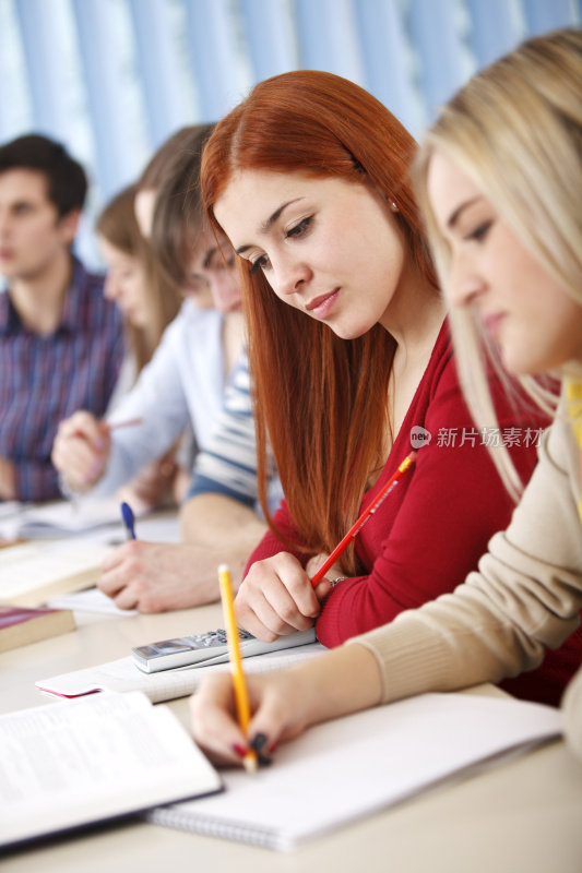 一群大学生在教室里学习