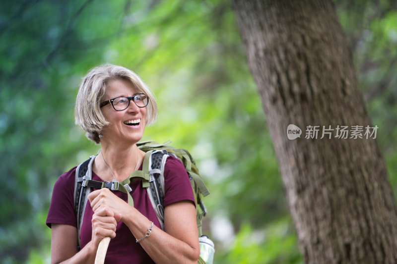 快乐的资深女背包客