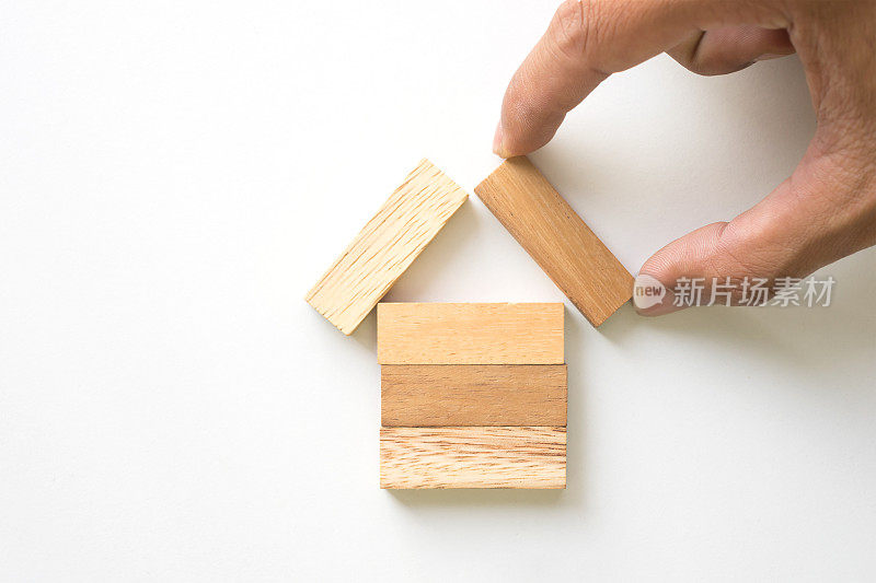 手工布置木块作为房屋。