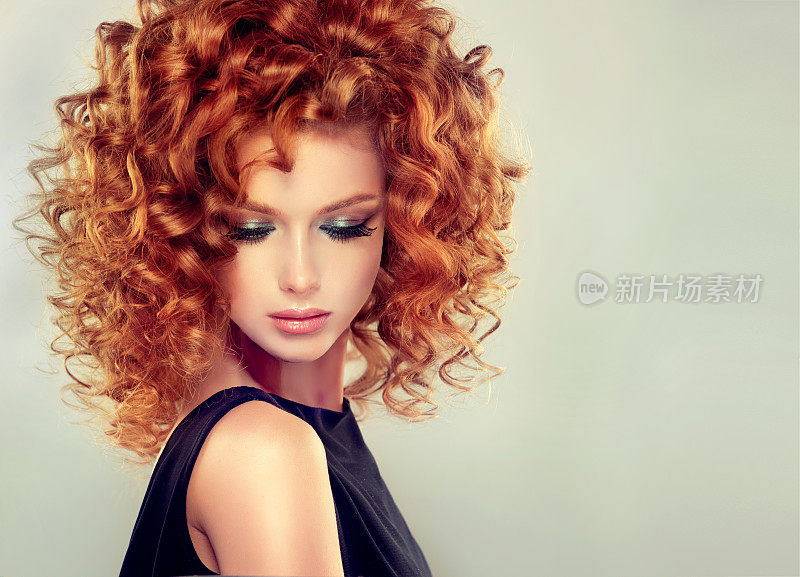漂亮的红头发鬈发女孩。