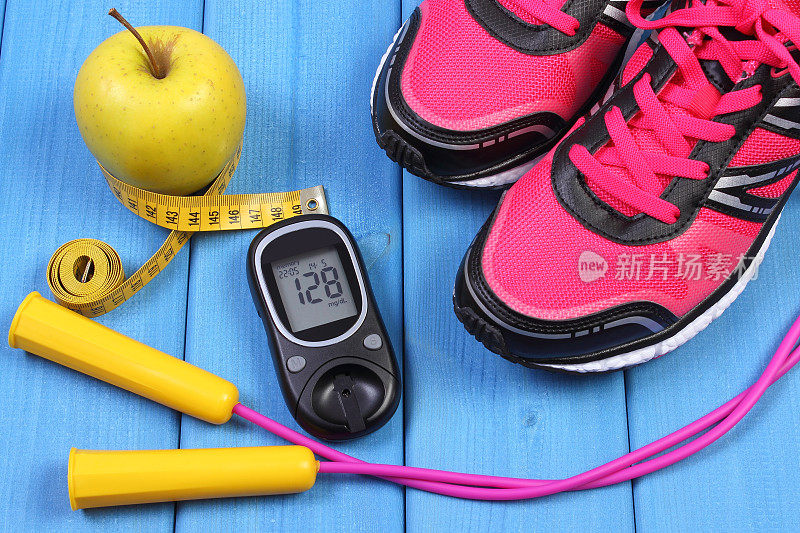 血糖仪，运动鞋，新鲜苹果和配件健身