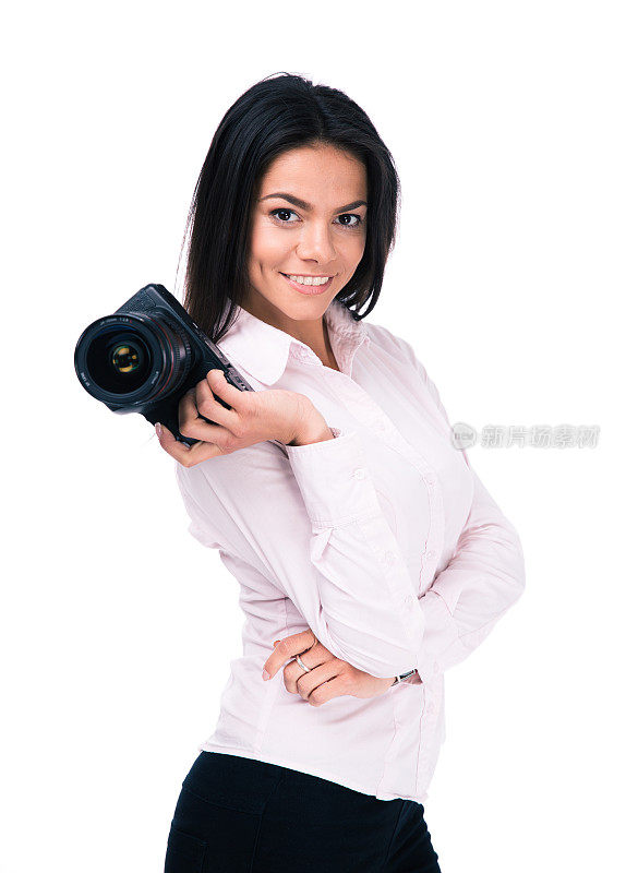 微笑的女摄影师拿着相机