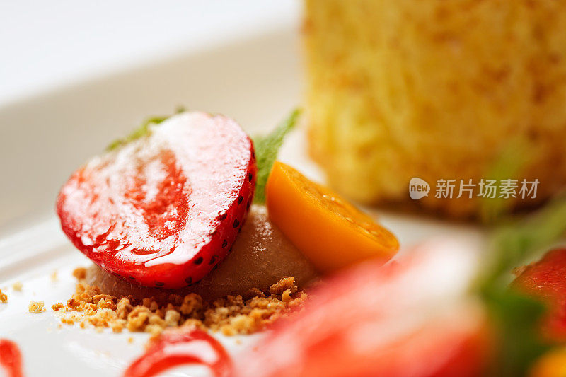 切成薄片的草莓和松脆的面包屑作为芝士蛋糕的装饰