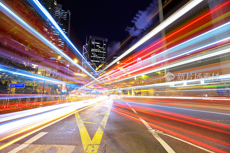 香港市内夜间的交通状况