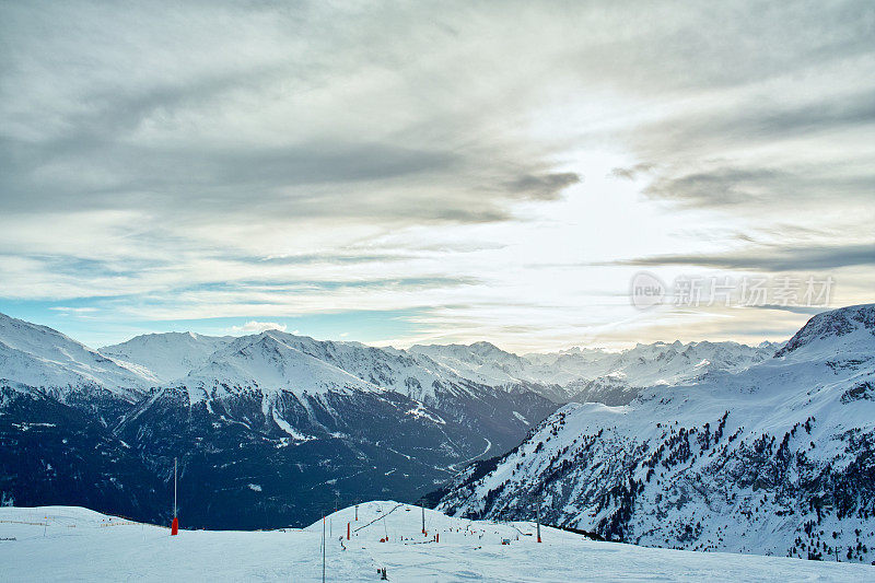 阿尔卑斯山上的冬日美景和夕阳
