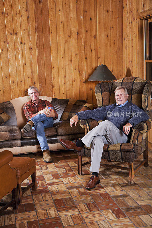 老人和儿子在小木屋的客厅里休息