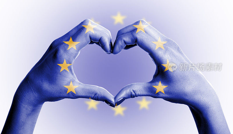 在孤立的背景上，心形的人的双手上挂着欧盟国旗