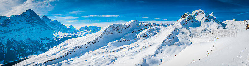 轻盈的白雪在山峰上滑雪瑞士阿尔卑斯山全景