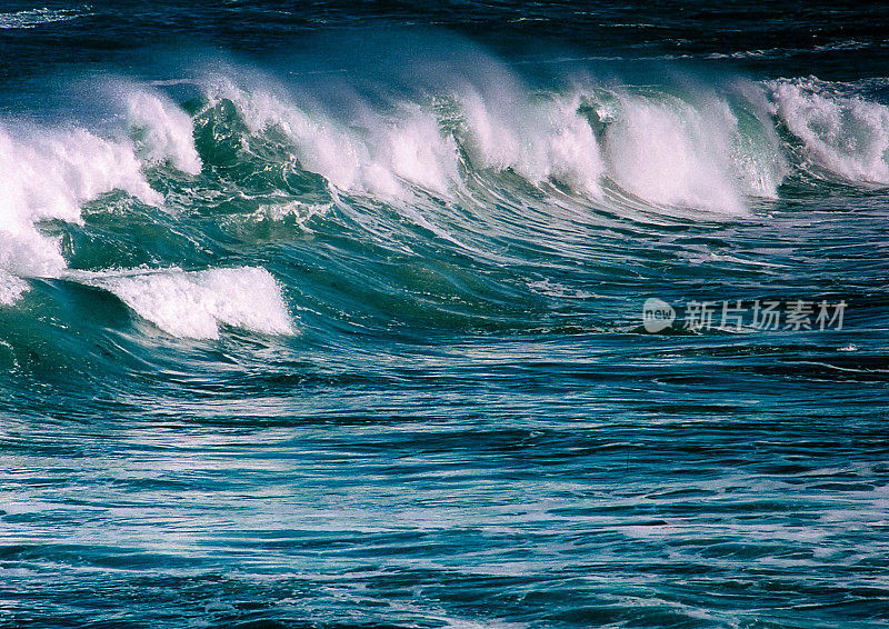 大浪拍击海浪