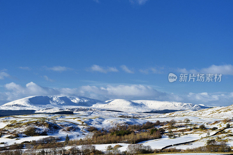 苏格兰的冬天，白雪覆盖的山丘和田野