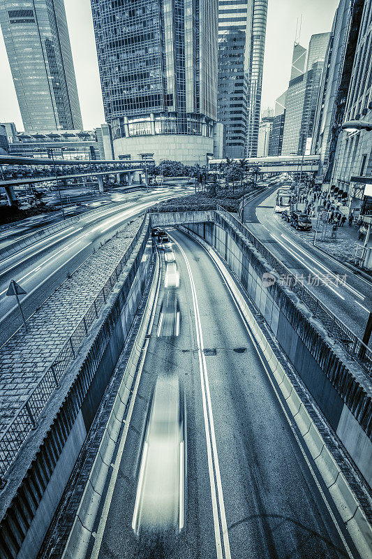 香港夜晚的弧形灯光