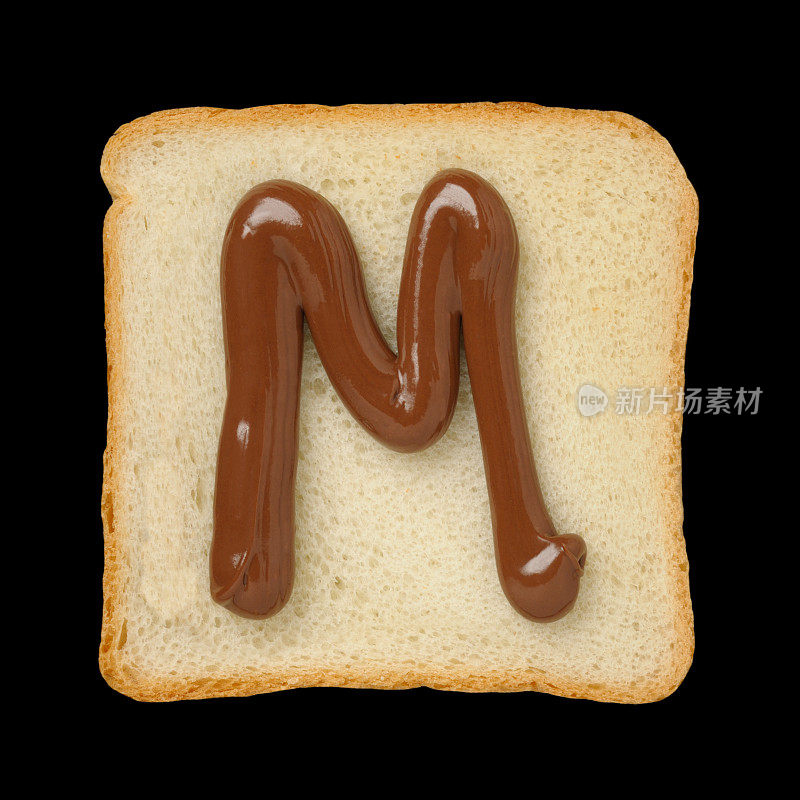 巧克力字母M在锡箔面包片，黑色背景