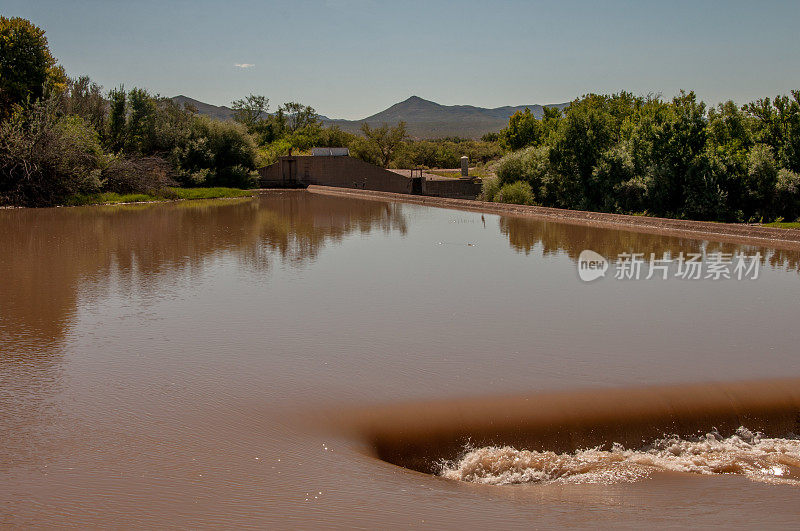 水排入新墨西哥州波查大坝的溢洪道
