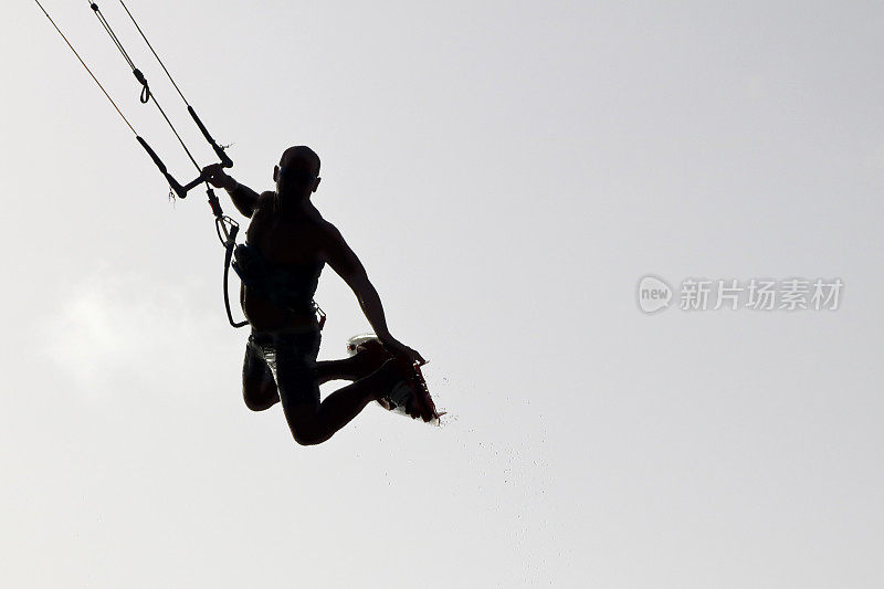 翱翔的风筝滑板者在半空中被捕获，剪影