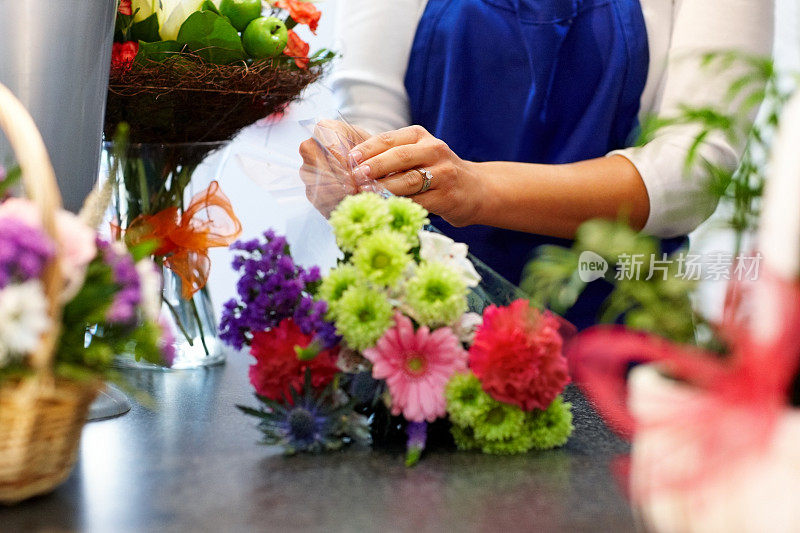 女花匠在店里做花束