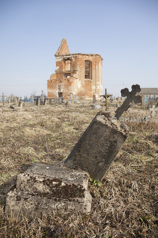 古老的墓地和被毁的教堂