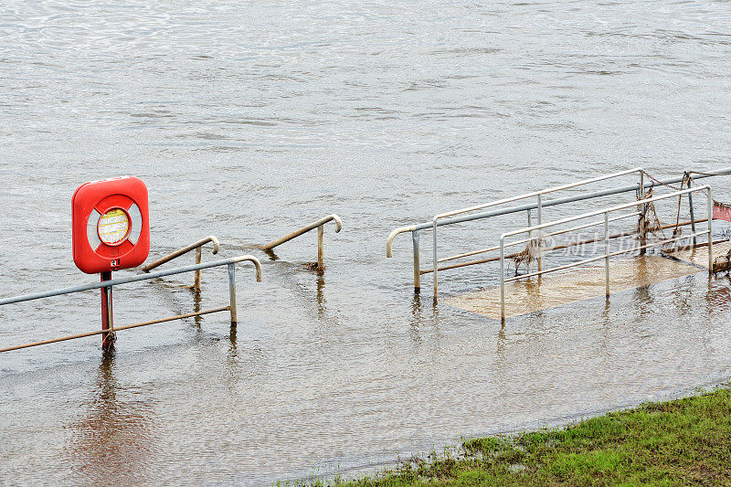 2013年大洪水中易北河的救生带