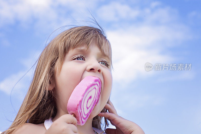 小女孩在舔冰淇淋