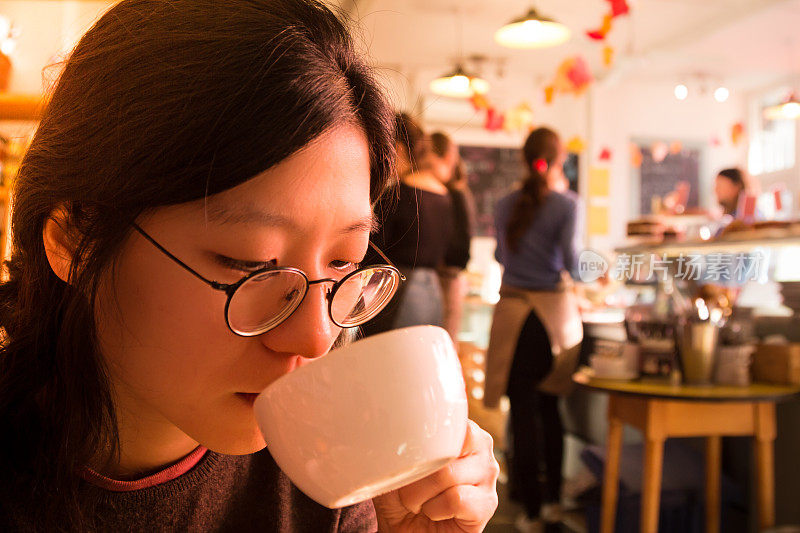 咖啡店里的年轻亚洲女人